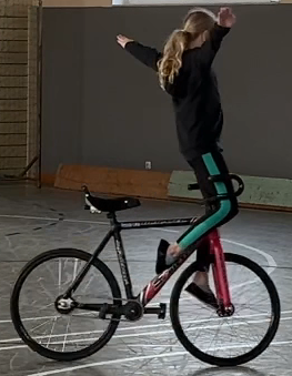 Frontstand freihändig ganze Runde